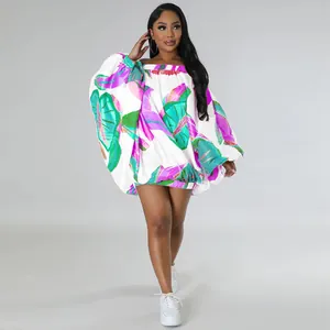 Vista detallada del vestido corto estampado con hombros descubiertos y mangas murciélago.
