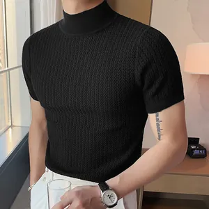 T-shirt en maille tricot noir ajusté pour hommes avec col montant et motif texturé.