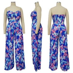 Vue détaillée d'une combinaison bustier à imprimé floral tropical avec jambes larges