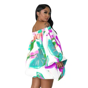 Vestido corto con hombros descubiertos, estampado tropical y cómodas mangas de murciélago.