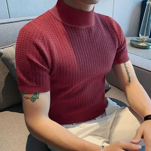 Gros plan d'un t-shirt en maille ajusté pour hommes avec texture et col demi-montant.