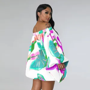 Vista trasera de mini vestido con hombros descubiertos, estampado tropical y mangas de murciélago
