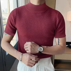 Vue détaillée d'un t-shirt en tricot bordeaux pour homme à col demi-montant texturé