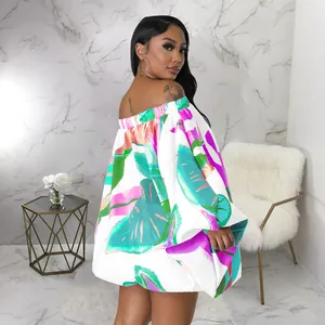 Vestido corto floral con hombros descubiertos y mangas de murciélago para moda de verano