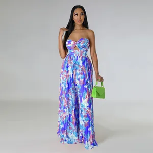 Détail montrant l'imprimé floral vibrant et la coupe élégante à jambes larges de ce combishort.
