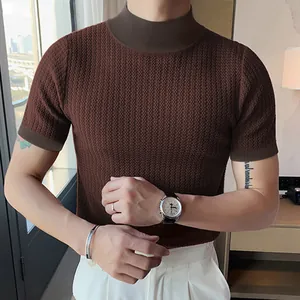 Gros plan d'un t-shirt tricoté à col montant pour homme en marron café texturé et doux