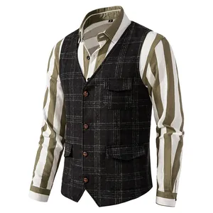 Gros plan d'un gilet de costume en tweed vintage porté sur une chemise à rayures