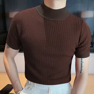 Détail d'un t-shirt en tricot pour homme à col montant, coupe ajustée, couleur marron.
