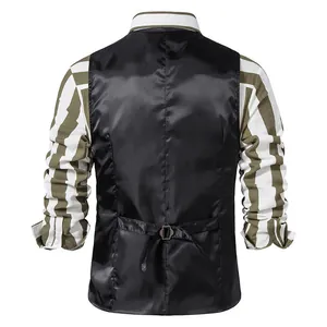 Vue arrière détaillée d'un gilet de costume noir pour homme avec boucle réglable