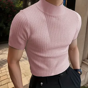 Gros plan détaillé d'un t-shirt tricoté rose ajusté à col montant pour hommes avec motif