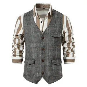 Vue détaillée de face d'un gilet en tweed gris à carreaux pour hommes avec fermeture à boutons