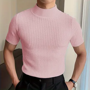 Détail d'un t-shirt tricoté à col montant rose pour homme, coupe ajustée avec texture