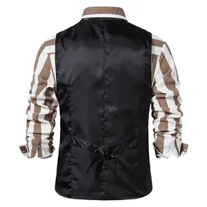 Vue arrière d'un gilet de costume vintage pour homme avec une sangle à boucle réglable au dos