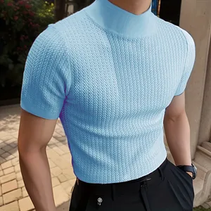 Détail d'un t-shirt en tricot bleu clair pour homme à col montant et coupe ajustée
