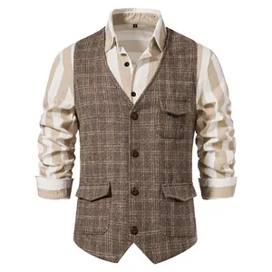 Vue détaillée d'un gilet en tweed marron à carreaux pour homme avec trois poches