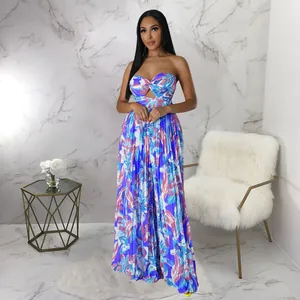 Vue détaillée d'une combinaison bustier à imprimé floral et jambes larges pour l'été