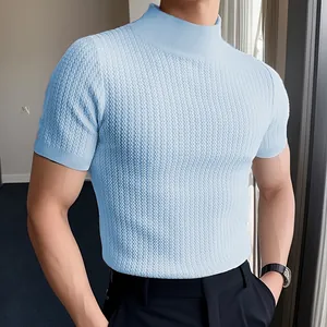 Vue détaillée de la maille texturée d'un t-shirt ajusté à col montant bleu clair pour hommes