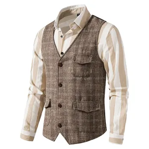 Détail d'un gilet en tweed marron pour homme avec motif à carreaux et poches à rabat.