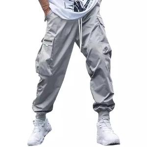 Stylische Herren-Cargo-Hose in Grau mit mehreren Taschen und Kordelzug-Bündchen.