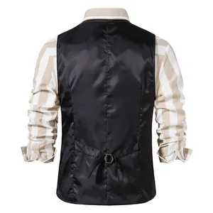 Vue arrière d'un gilet de costume vintage noir pour homme avec boucle réglable
