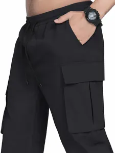 Détail d'un pantalon cargo noir pour homme avec taille à cordon et poche latérale à rabat