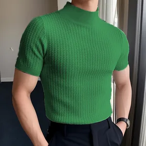 Gros plan d'un t-shirt en maille verte à col montant pour hommes avec texture fine.