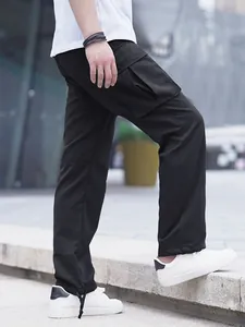 Détail du pantalon cargo noir pour homme avec poches multiples et cordon de serrage au bas