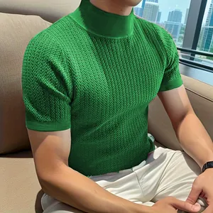 Gros plan d'un t-shirt tricoté vert pour homme avec col montant et texture gaufrée