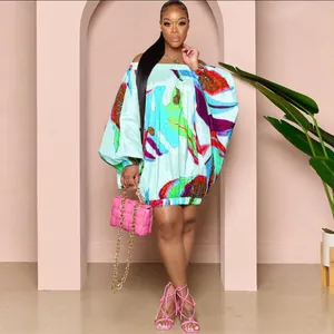 Mujer con un mini vestido con hombros descubiertos, estampado floral y mangas de murciélago