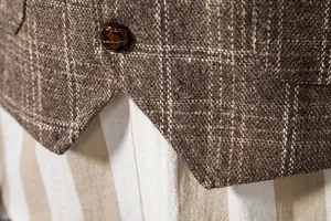 Détail de la texture du tissu et du bouton d'un gilet en tweed marron pour hommes.