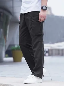 Pantalon cargo noir décontracté pour hommes avec cordon de serrage et poches multiples.