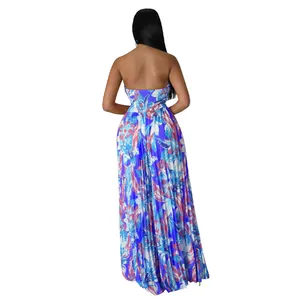 Vue arrière d'une élégante combinaison sexy à fleurs sans bretelles et jambe large