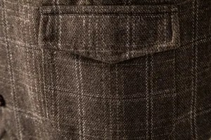 Gros plan sur la poche et la texture du tweed d'un gilet de costume vintage pour homme