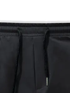 Détail de la taille élastique à cordon de serrage réglable sur un pantalon cargo homme
