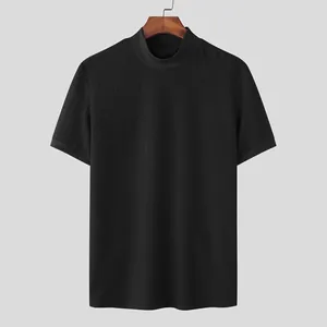 Vue détaillée d'un t-shirt noir pour homme en maille avec col montant et tissu texturé