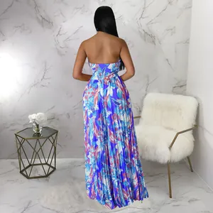 Vue de dos d'une combinaison sexy dos nu à imprimé floral et jambes larges