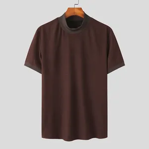 T-shirt homme en maille marron café à col montant et manches courtes ajusté