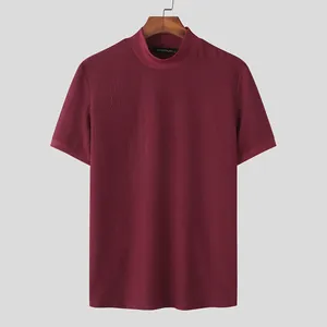 T-shirt ajusté pour homme bordeaux à col montant et maille texturée de qualité