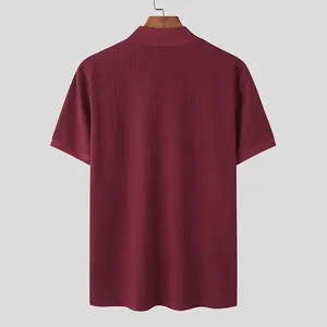 Vue arrière d'un t-shirt tricoté bordeaux pour homme à col montant court