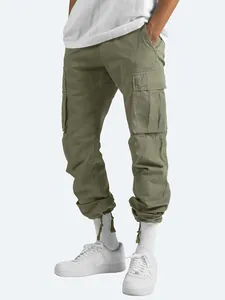 Détail du pantalon cargo homme vert olive avec ourlets à cordon et multi-poches