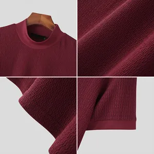 Détails d'un t-shirt tricoté bordeaux pour homme avec texture ondulée et bords côtelés