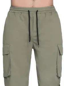 Gros plan détaillé d'un pantalon cargo homme vert olive avec cordon et poches