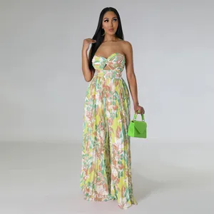 Combinaison pantalon à fleurs avec jambes larges et dos nu sexy pour l'été