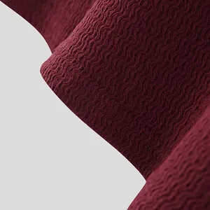 Gros plan du tissu tricoté bordeaux à texture ondulée pour haut pour hommes