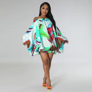 Minivestido con hombros descubiertos con estampado abstracto y mangas murciélago