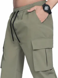 Détail d'un pantalon cargo olive avec poches latérales et taille à cordon.