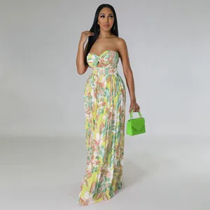 Détail d'une combinaison sexy à imprimé floral, jambes larges et décolleté bustier cœur