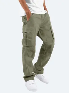 Gros plan d'un pantalon cargo homme vert olive avec plusieurs poches et cordon de serrage