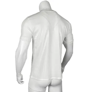 Détail de la vue arrière d'un t-shirt tricoté blanc pour homme, coupe ajustée, col montant
