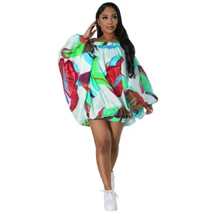 Detalle del vibrante estampado floral y las mangas murciélago de este vestido mini corto